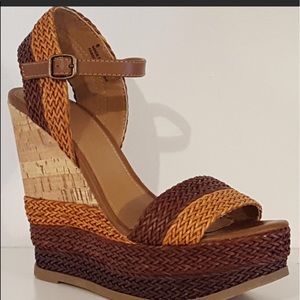 Women’s wedges mossimo orange pemelle  size 9 10